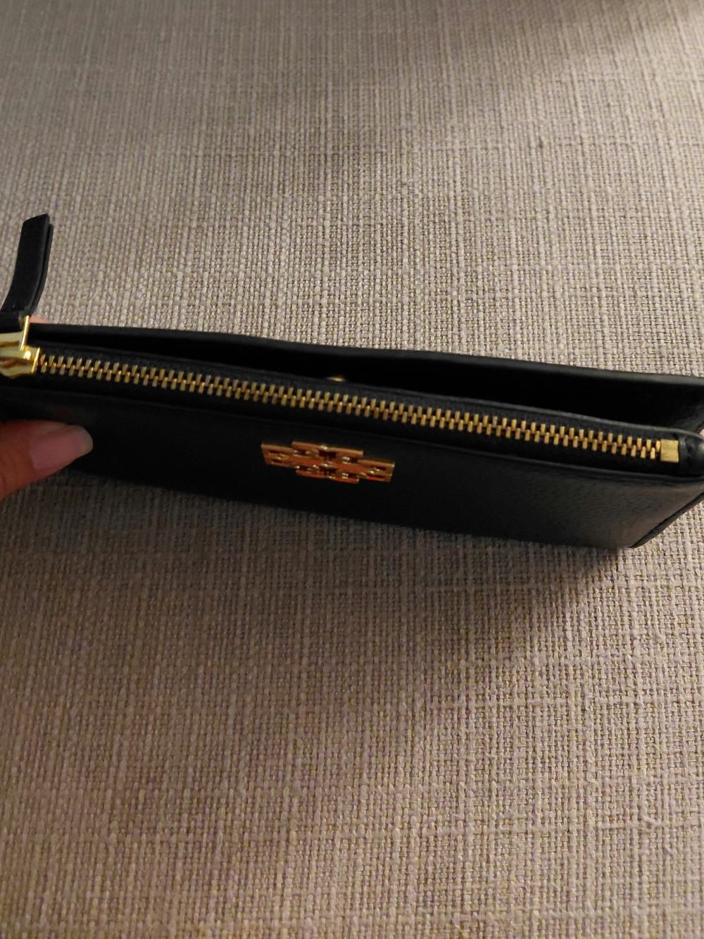 Tory Burch Black Leather Zip Wallet - Gold Logo - Picture 2 of 7